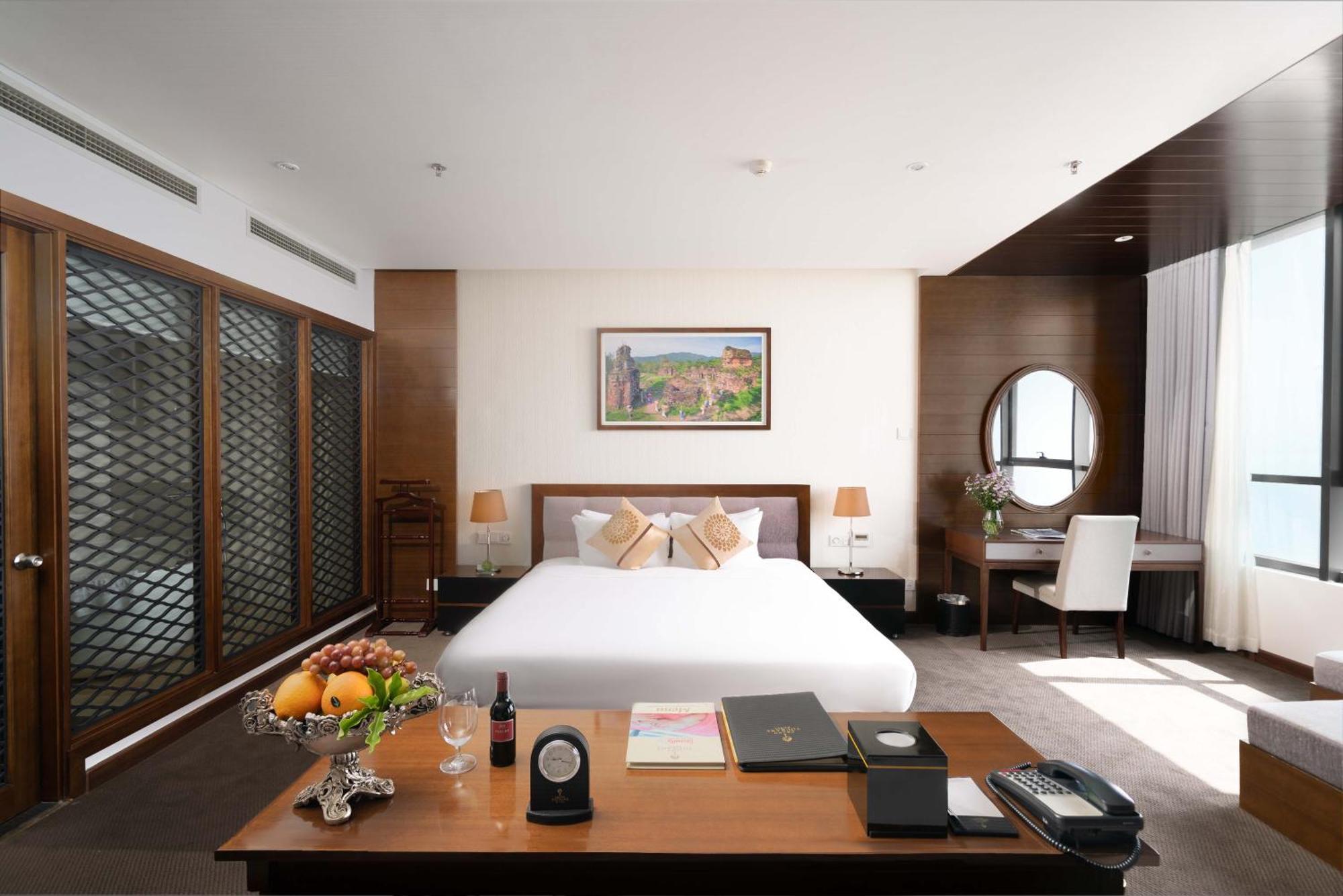 Grand Tourane Hotel Da Nang Bagian luar foto